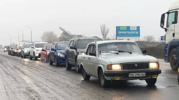  A queue of cars building up at the checkpoint leading out of Kherson, filled with terrified civilians.