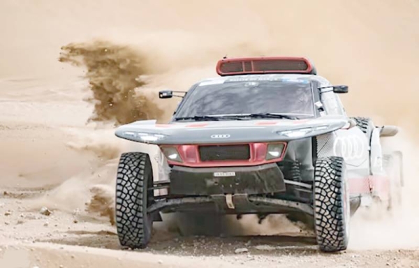 Audi driver Carlos Sainz Sr took the lead of the 2023 Dakar Rally with a late charge in the opening stage on Sunday.