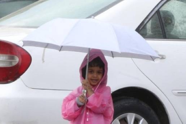 A child enjoying Jeddah rain on Monday. (Okaz photo)