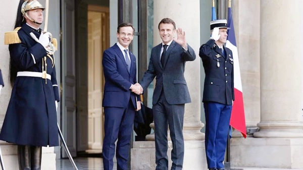 French President Emmanuel Macron (R) welcomes Sweden’s Prime Minister Ulf Kristersson (L) at his arrival at the Elysee Palace in Paris on Monday.