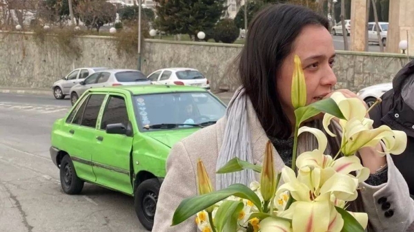 Taraneh Alidoosti was given a bouquet of flowers after her release from Tehran's Evin prison