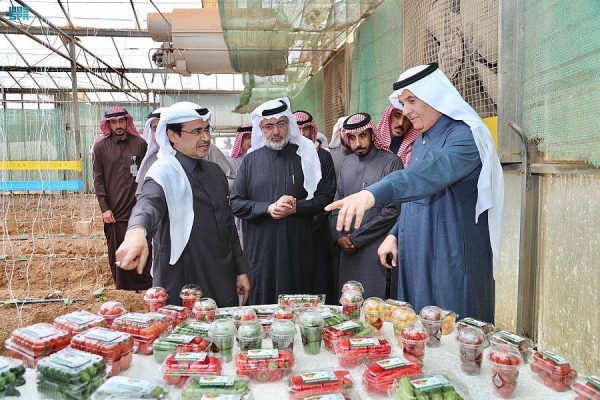 Minister of Environment, Water and Agriculture Eng. Abdulrahman Al-Fadhli, accompanied by senior officials, toured several agricultural projects in the governorates of Shaqra, Marat, and Darma, where he inspected the work progress and the services provided to the beneficiaries.