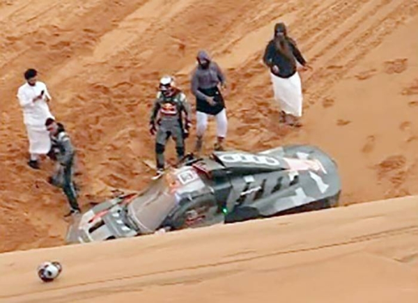 Carlos Sainz suffered a major crash six kilometers into the Dakar 2023 Stage 9 when his Audi rolled upside down while tackling a dune.