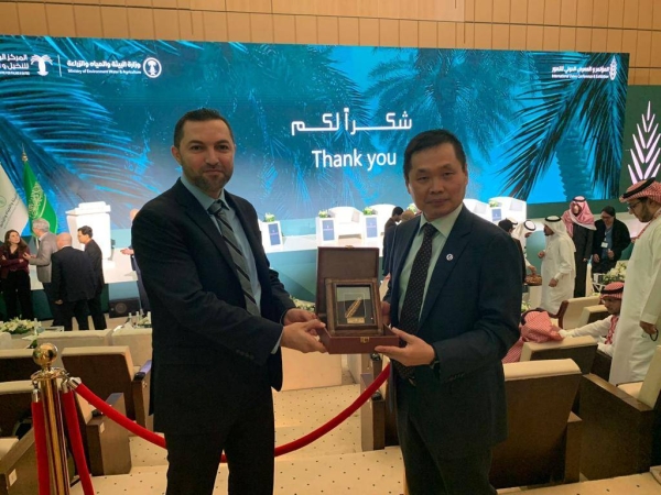 KAUST Research Scientist Dr. Islam Ashry and Professor Boon S. Ooi receive the 2022 International Date Palm Innovative Technology Excellence Prize from the National Center for Palm and Dates (NCPD) on behalf of their team.