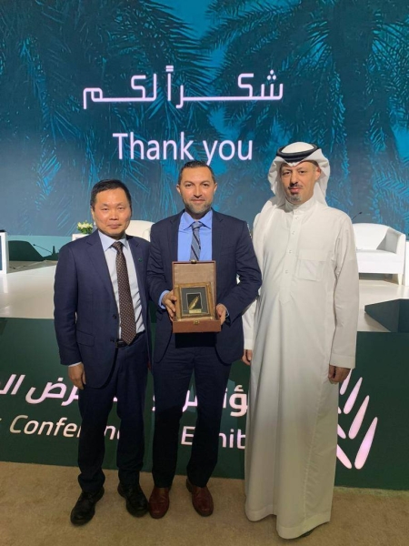 KAUST Research Scientist Dr. Islam Ashry and Professor Boon S. Ooi receive the 2022 International Date Palm Innovative Technology Excellence Prize from the National Center for Palm and Dates (NCPD) on behalf of their team.