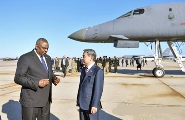 
This file photo, released by South Korea’s Defense Ministry on Nov. 3, 2022, shows Defense Minister Lee Jong-sup (R) speaking with his US counterpart, Lloyd Austin, during their visit at Joint Base Andrews in Prince George’s County, Maryland. — courtesy Yonhap