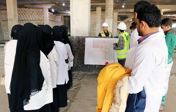 Students from the 11th batch of physician assistants at the Institute of Health Sciences expressed their gratitude for the positive role of the Saudi Program for the Development and Reconstruction of Yemen (SPDRY) in Al-Muhrah.
