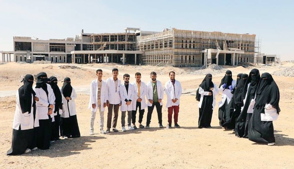 Students from the 11th batch of physician assistants at the Institute of Health Sciences expressed their gratitude for the positive role of the Saudi Program for the Development and Reconstruction of Yemen (SPDRY) in Al-Muhrah.

