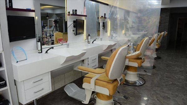 The ministry officials inspected the shop after noticing a commercial advertisement about the presence of a female worker providing services to customers in men’s salon in Al-Khobar.  