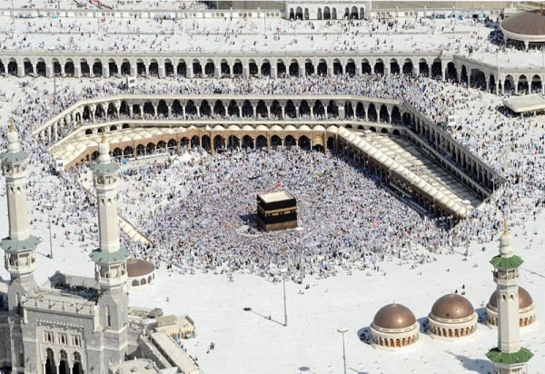 The architectural details are mixed with the longstanding Islamic heritage to decorate the various walls, domes and artifacts across the Grand Mosque while considering the flow of air and natural light.