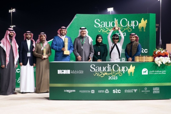 Prince Bandar Bin Khalid Al-Faisal delivers the eighth round award to Prince Fahd Bin Khalid Bin Sultan on behalf of the sons of Prince Khalid Bin Sultan.