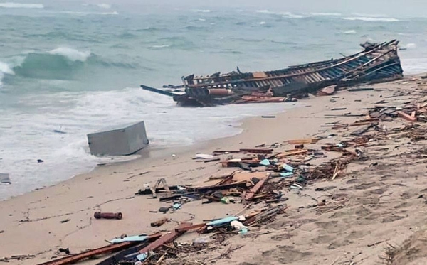 Footage shows the shipwreck with Italian emergency services helping survivors