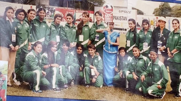 Shahida Raza (front left) was a professional hockey player for Pakistan’s national team.