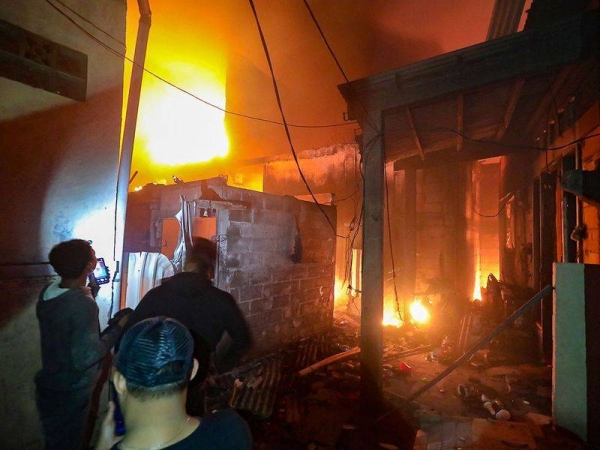 שגרירות סעודיה מנחמת את משפחותיהם של קורבנות השריפה בג’קרטה