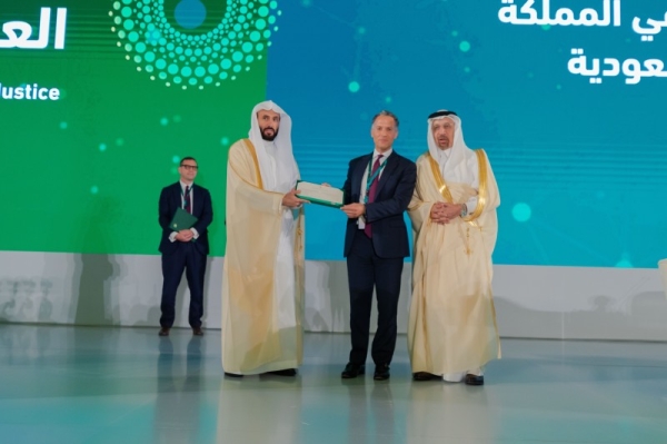 Justice Minister Walid Al-Samaani and the Investment Minister Khalid Al-Falih have handed law practice licenses to three foreign law firms — Herbert Smith Freehills LLP, Latham and Watkins LLP, and Clifford Chance LLP.