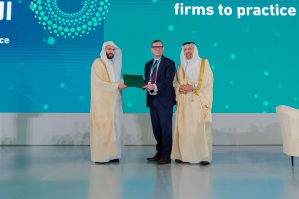 Justice Minister Walid Al-Samaani and the Investment Minister Khalid Al-Falih have handed law practice licenses to three foreign law firms — Herbert Smith Freehills LLP, Latham and Watkins LLP, and Clifford Chance LLP.