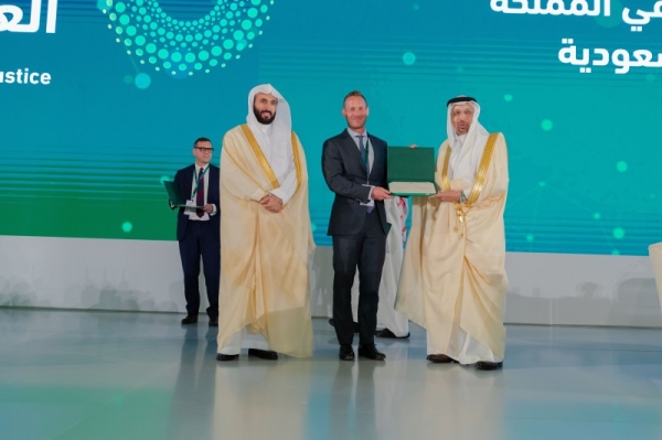 Justice Minister Walid Al-Samaani and the Investment Minister Khalid Al-Falih have handed law practice licenses to three foreign law firms — Herbert Smith Freehills LLP, Latham and Watkins LLP, and Clifford Chance LLP.