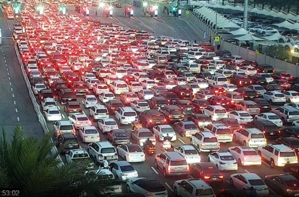 Passengers complained about the traffic jams at King Fahd Causeway while attributing this to the improper timing to start maintenance works during the peak vacation time at the end of the second semester of the academic year.  

