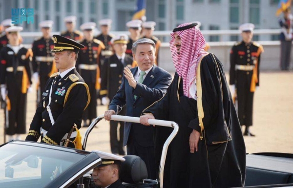 The Korean minister accompanied Prince Khalid in an open vehicle and toured the military queues.