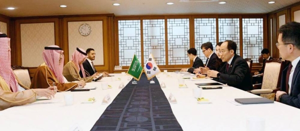 Minister of Finance Mohammed Bin Abdullah Al-Jadaan, held a meeting on Wednesday, with the Deputy Prime Minister and Minister of Economy and Finance of the Republic of Korea, Choo Kyung-ho.