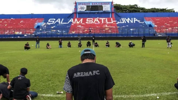 Players grieve after the disaster at the Kanjuruhan stadium