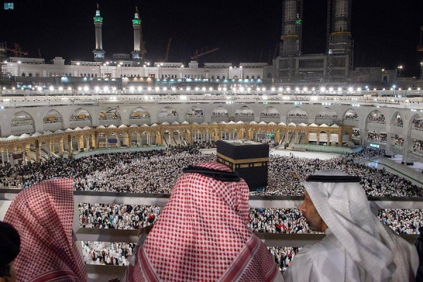 Prince Badr bin Sultan, deputy emir of Makkah, inspects Ramadan preparations at the Grand Mosque in Makkah on Thursday.