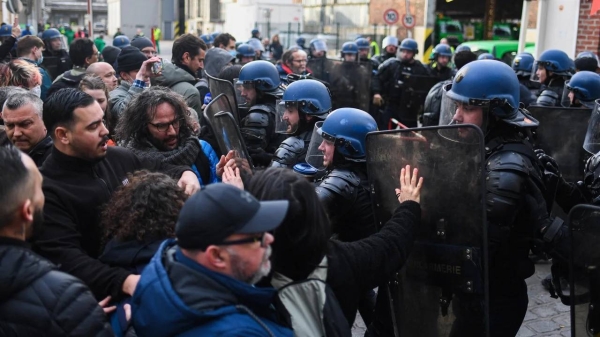 Des centaines de personnes ont été arrêtées lors de manifestations enflammées après que les troupes gouvernementales françaises aient procédé à des réformes des retraites