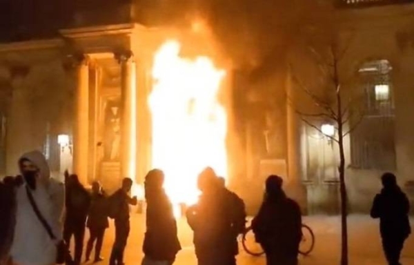 Bordeaux town hall in flames