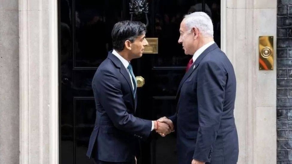 Rishi Sunak greets Benjamin Netanyahu before heading inside Number 10