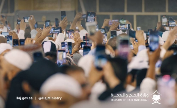 The Ministry of Hajj and Umrah called on all visitors of the holy mosques to respect the sanctity of these places and to adhere to morals while taking photos.