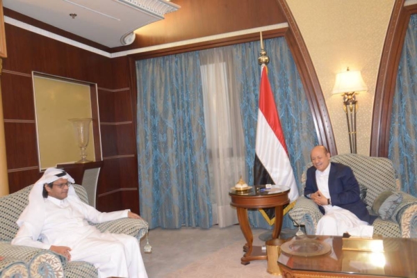 Okaz Editor-in-Chief Jameel Altheyabi, left, meets with Dr. Rashad Muhammad Al-Alimi, chairman of the Yemeni Presidential Leadership Council.