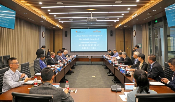 At a KAUST alumni event in Shenzhen, China, President Tony Chan (middle) speaks with (left to right) Yanlong Tai, a professor at Shenzhen Institute of Advanced Technology; Jian Pan (second from left), president of the KAUST China Alumni Chapter; and Caigui Jiang, a professor at Xi’an Jiaotong University. The alumni reunion was part of a larger mission to Schenzhen, China with KAUST delegates and Schenzhen business and academic leaders focused on research exchange and tech innovation. — courtesy KAUST 