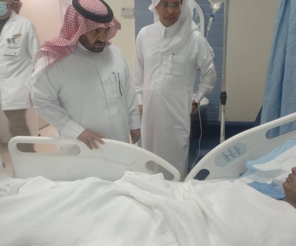 Mahayil Governor Muhammad Al-Qarqah, accompanied by Mahayil Police Director Brig. Gen. Mubarak Al-Qahtani, visited the injured and reassured them, wishing for their speedy recovery. 