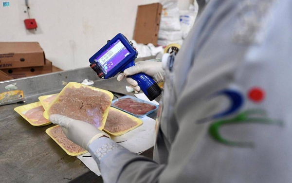 The Saudi Food and Drug Authority (SFDA) has seized 5 tons of expired poultry of unknown origin in an unlicensed warehouse in Riyadh that stores food products.