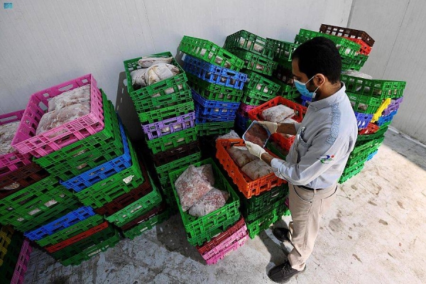 The Saudi Food and Drug Authority (SFDA) has seized 5 tons of expired poultry of unknown origin in an unlicensed warehouse in Riyadh that stores food products.