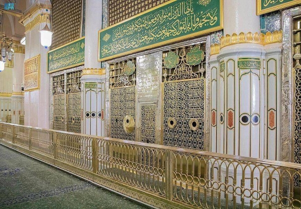 The General Presidency for the Affairs of the Two Holy Mosques inaugurated on Friday the new brass barrier surrounding the Sacred Chamber in the Prophet’s Mosque.