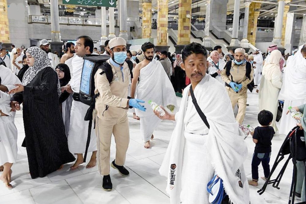 The General Presidency of the Affairs of the Two Holy Mosques has distributed more than 30,000 Zamzam water containers across the Grand Mosque, its yards, and outdoor facilities, which are refilled five times a day.