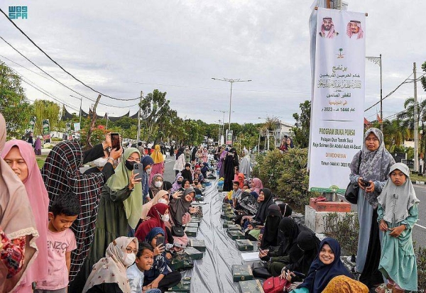 More than 8,000 Indonesian citizens from all walks of life attended the 1,200-meter-long iftar banquet