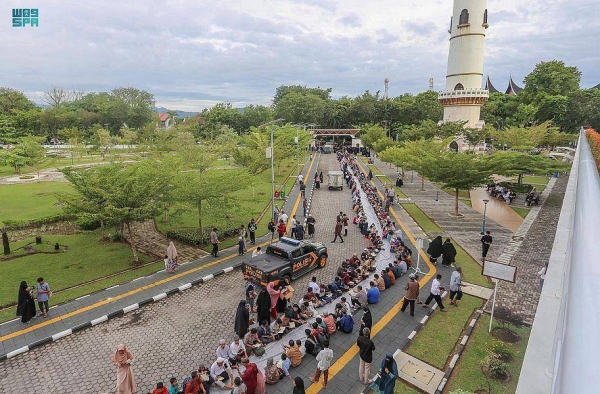 More than 8,000 Indonesian citizens from all walks of life attended the 1,200-meter-long iftar banquet