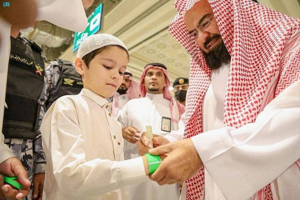 נחנכו צמידים דיגיטליים למבקרים צעירים במסגד הגדול