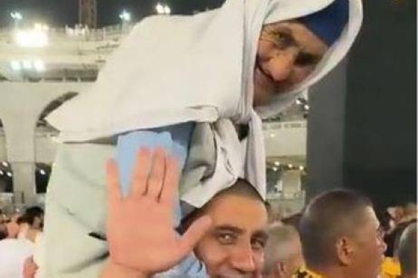 The circulating video clip showed a spontaneous scene of the pilgrim’s sincere respect and caring for his mother while carrying her on his shoulders in the vicinity of the Holy Kaaba on Friday evening.