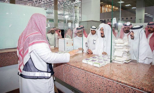 Minister of Islamic Affairs, Dawah and Guidance Sheikh Dr. Abdullatif Bin Abdulaziz Al-Sheikh Sunday checked on the services provided to Umrah performers arriving at the King Abdulaziz International Airport in Jeddah.