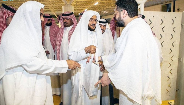 Minister of Islamic Affairs, Dawah and Guidance Sheikh Dr. Abdullatif Bin Abdulaziz Al-Sheikh Sunday checked on the services provided to Umrah performers arriving at the King Abdulaziz International Airport in Jeddah.