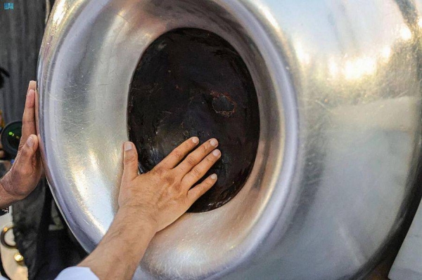 The General Presidency for the Affairs of the Two Holy Mosques has carried out periodic maintenance and perfuming of the Holy Kaaba.