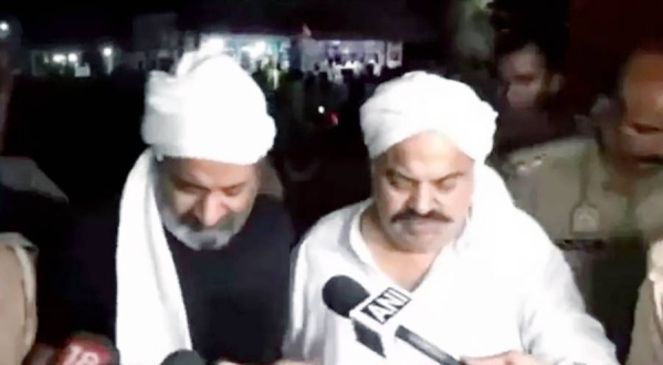 Atiq Ahmed (right) and his brother Ashraf taking questions from journalists moments before their death