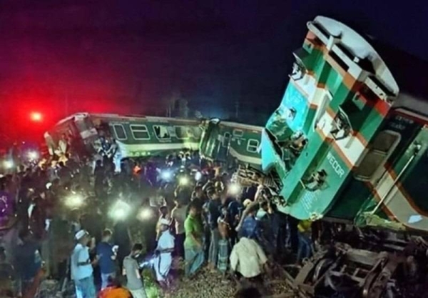 The Dhaka-bound passenger train Sonar Bangla Express from the southeastern seaport city Chattogram derailed after it hit a goods train from behind at the Hasanpur Railway Station in Nangalkot.