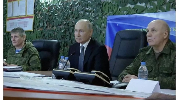 Vladimir Putin with Col Gen Mikhail Teplinsky (left) and Col Gen Oleg Makarevich (right)