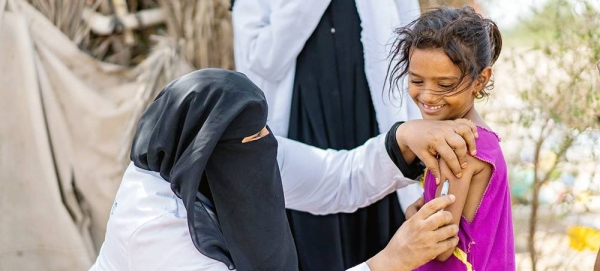 The head of immunization at Dar Sa’ad Medical Compound in Aden goes to the streets to ensure children are vaccinated. — courtesy UNICEF/UN0679318/Hayyan