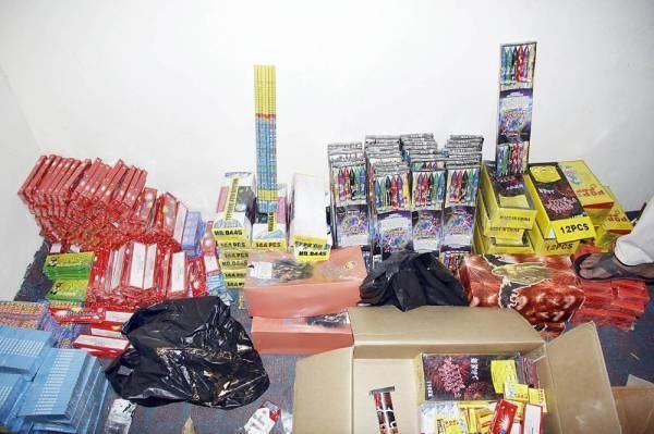 The Public Prosecution has warned that it is prohibited to manufacture explosives and fireworks in Saudi Arabia, or to possess, export, import, sell, store, destroy, or even train in them, except with a permit from the Ministry of Interior.