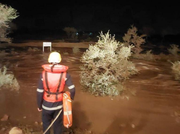 Civil Defense rescues man stuck in vehicle during torrential rain 